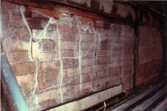 Prova di pulitura della parete in laterizio utilizzando veline di carta giapponese